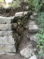 ... und gleich noch mit einer weiteren Reihe versehen. Seitenmauer