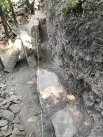 Die Schnur gibt die Flucht der neuen Mauer vor ...