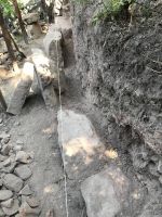 Die Schnur gibt die Flucht der neuen Mauer vor ...