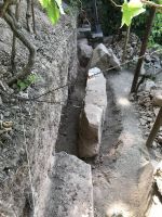 … ohne daß eine Flucht der Mauer erkennbar wäre.