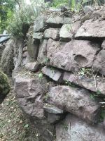 Dieser Ankerstein benötigt sicherlich eine Not-OP.