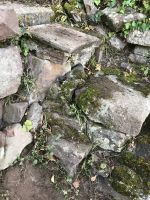 Die Untermauerung der Treppe bedarf ebenfalls einer gesonderten Begutachtung.