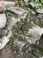 Die Untermauerung der Treppe bedarf ebenfalls einer gesonderten Begutachtung.