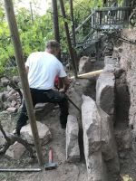 Mit Hebelkraft und Körpereinsatz werden die Ankersteine in Position gebracht und ausgerichtet.