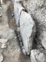 Die Ankersteine werden verkeilt und danach mit Erde angefüllt.