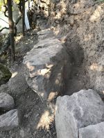 Das Erdreich wird abgetragen und der Ankerstein freigelegt.