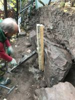 Mit Unterstützung des über 100 Jahre alten Wagenhebers wird der Stein vertikal ausgerichtet.