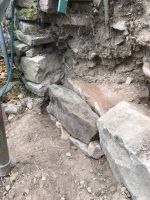 Der letzte Fundamentstein wird gesetzt.