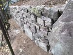 Auch die untere Trockenmauer ist endlich vollendet.
