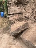 Der Anschluss an die Nachbarmauer kann so leider nicht bleiben.