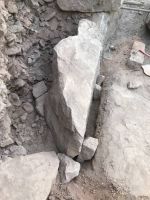 Der Fundamentstein wird an die korrekte Position gebracht und provisorisch fixiert.