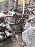 ... dann kann der Findling von Hand in die vertikale Position gedrückt werden.