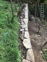 Die Hintermauerung fixiert die Mauerkrone.