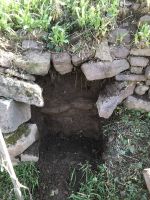 Hinter den Steinen kommt die eigentliche Mauerflucht zum Vorschein.