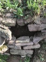 ... werden die vorhandenen Steine verbaut und seitlich verkeilt.