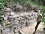 Die Trockenmauer gewinnt an Höhe.