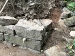 Die Richtung stimmt, es fehlen noch die seitlichen Fundamentsteine. Seitliches Fundament