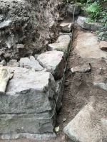 Das sollte der seitlichen Stützmauer Halt geben. Seitliches Fundament