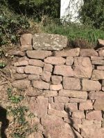 Ein großer Steinblock gewährleistet die erforderliche Stabilität an der freistehenden, linken Mauerecke.
